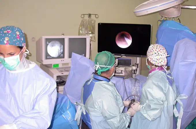 El Clínic, pionero en implantar una nueva técnica para la cirugía de piedras en el riñón menos invasiva 