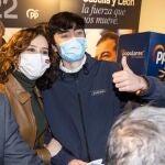 La presidenta de la Comunidad de Madrid, Isabel Díaz Ayuso, se hace una foto con un simpatizante a su llegada a la caseta de campaña del PP en Valladolid