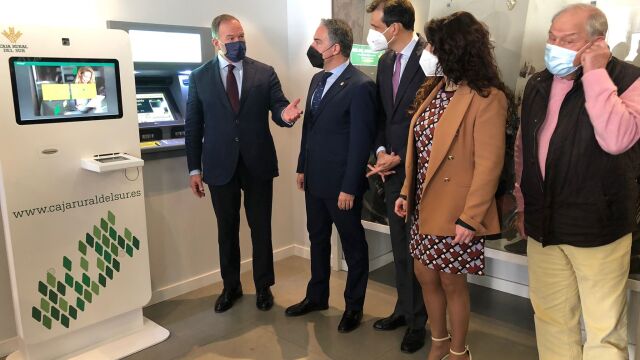 El presidente de Caja Rural del Sur, José Luis García-Palacios, en la presentación del nuevo servicio junto a Elías Bendodo, Rocío Ruiz y Rafael Alcaide