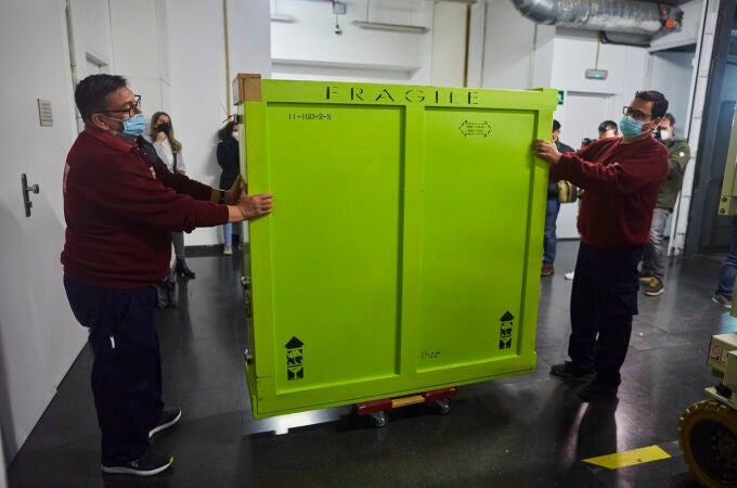 Operarios trasladan la caja que contiene el "Mata Mua", a su llegada al Museo Thyssen Bornemisza
