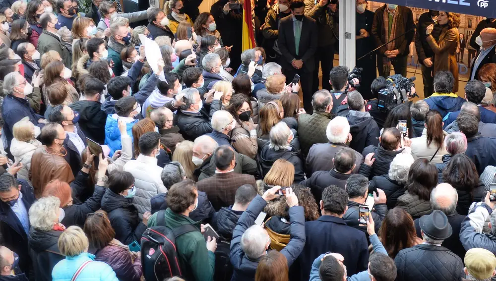 La presidenta de la Comunidad de Madrid, Isabel Díaz Ayuso (arriba dcha), se dirige a los simpatizantes que se agolpan ante la caseta del PP en Valladolid