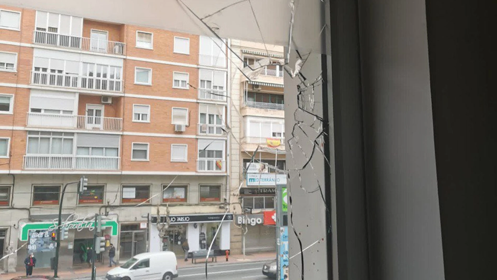 Dos piedras han impactado contra los cristales del local.
