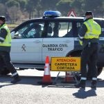 Agentes de la Guardia Civil de Tráfico mantienen un cordón policial cerca del lugar donde se halló el cadáver de Esther López