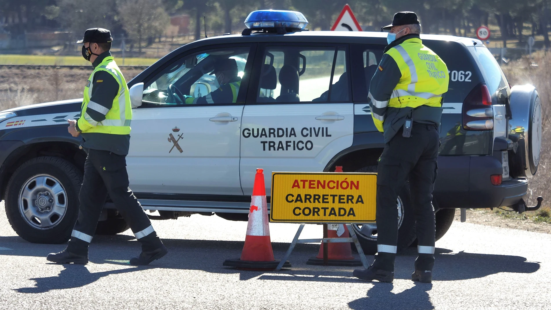 Agentes de la Guardia Civil de Tráfico mantienen un cordón policial cerca del lugar donde se halló el cadáver de Esther López
