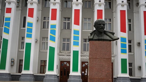 Estatua de Lenin frente al ayuntamiento de Tiráspol.
