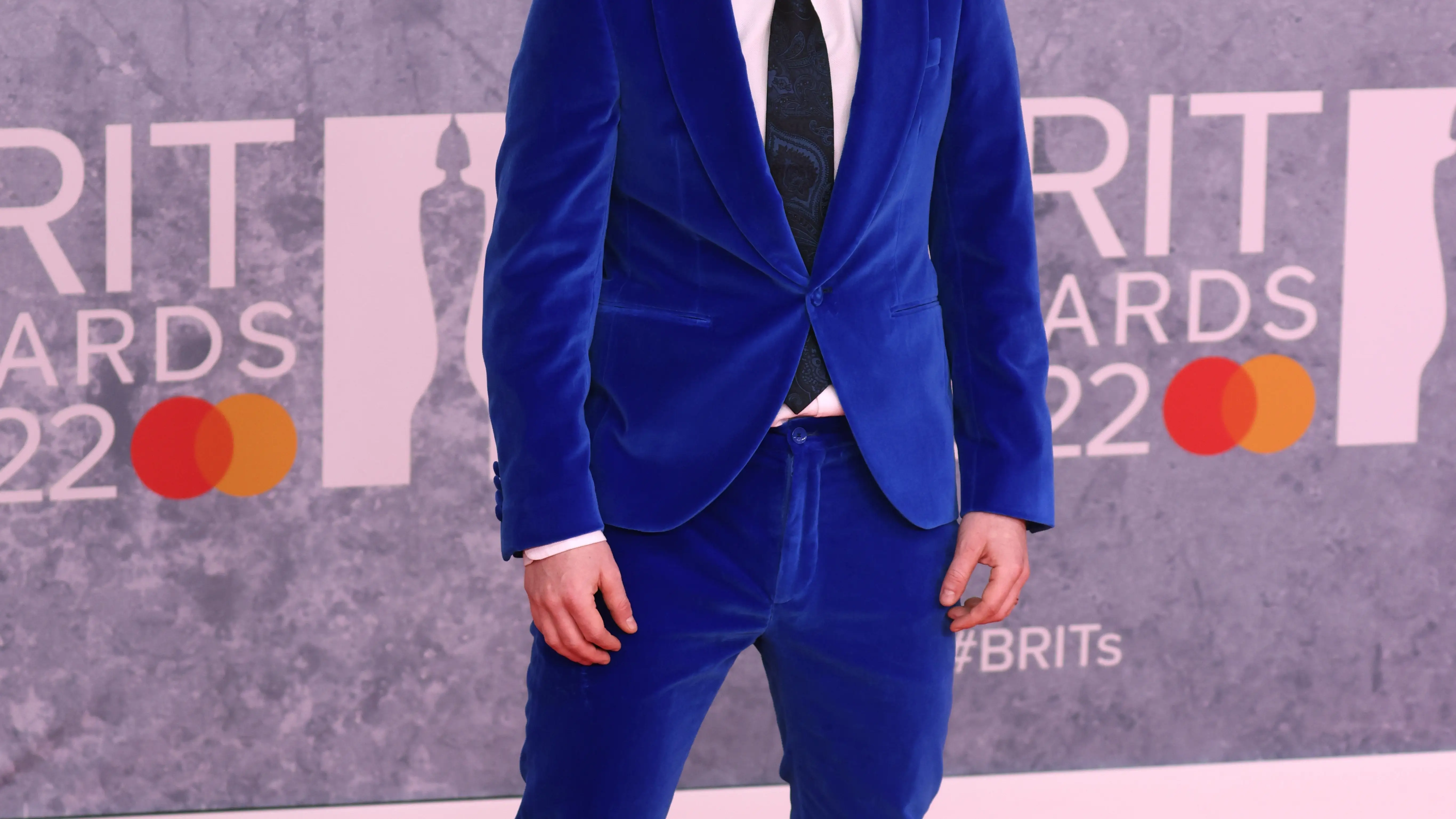 Ed Sheeran en la alfombra roja de los Brit Awards.