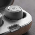 Auriculares inalámbricos Bang & Olufsen Beoplay E8 2.0 en su estuche de carga inalámbrica.
