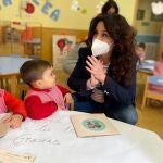 La consejera de Igualdad, Políticas Sociales y Conciliación, Rocío Ruiz, en un centro infantil