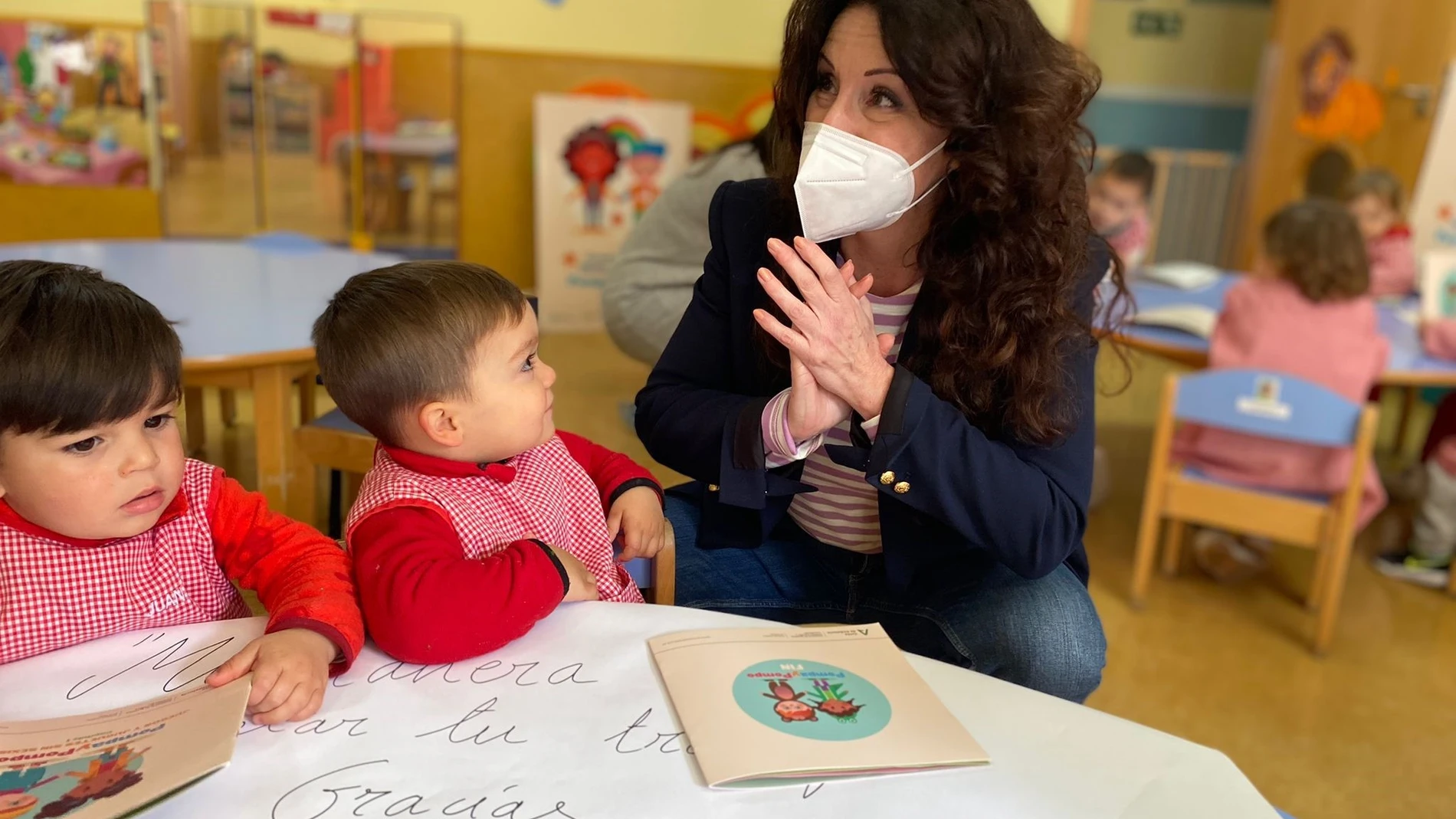 La consejera de Igualdad, Políticas Sociales y Conciliación, Rocío Ruiz, en un centro infantil