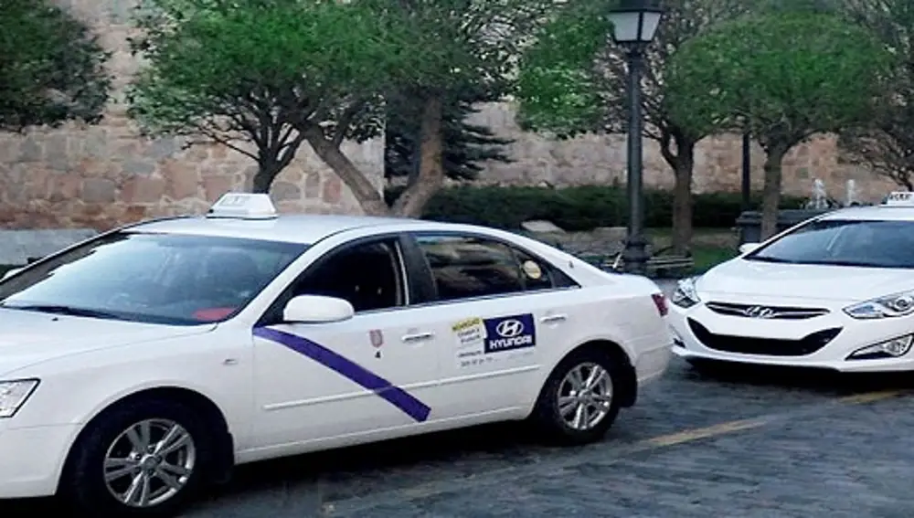 Los taxis de Ávila llevan una banda cruzada y el escudo de la ciudad