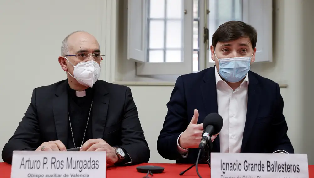 El obispo auxiliar de Valencia, Arturo P.Ros (i) y el director de Cáritas Valencia, Ignacio Ballesteros durante la presentación del informe Foessa