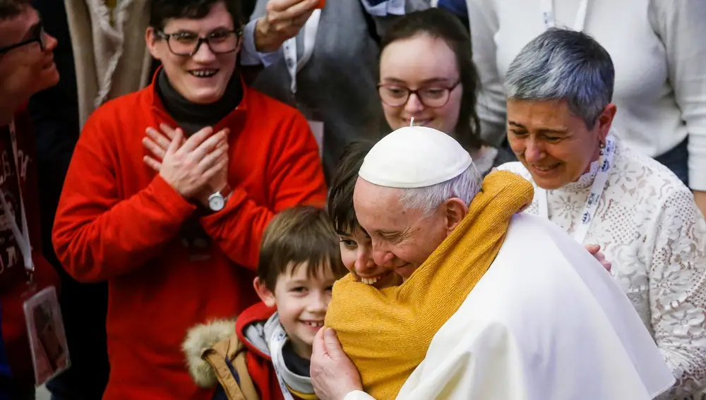 El Papa saluda a un niño