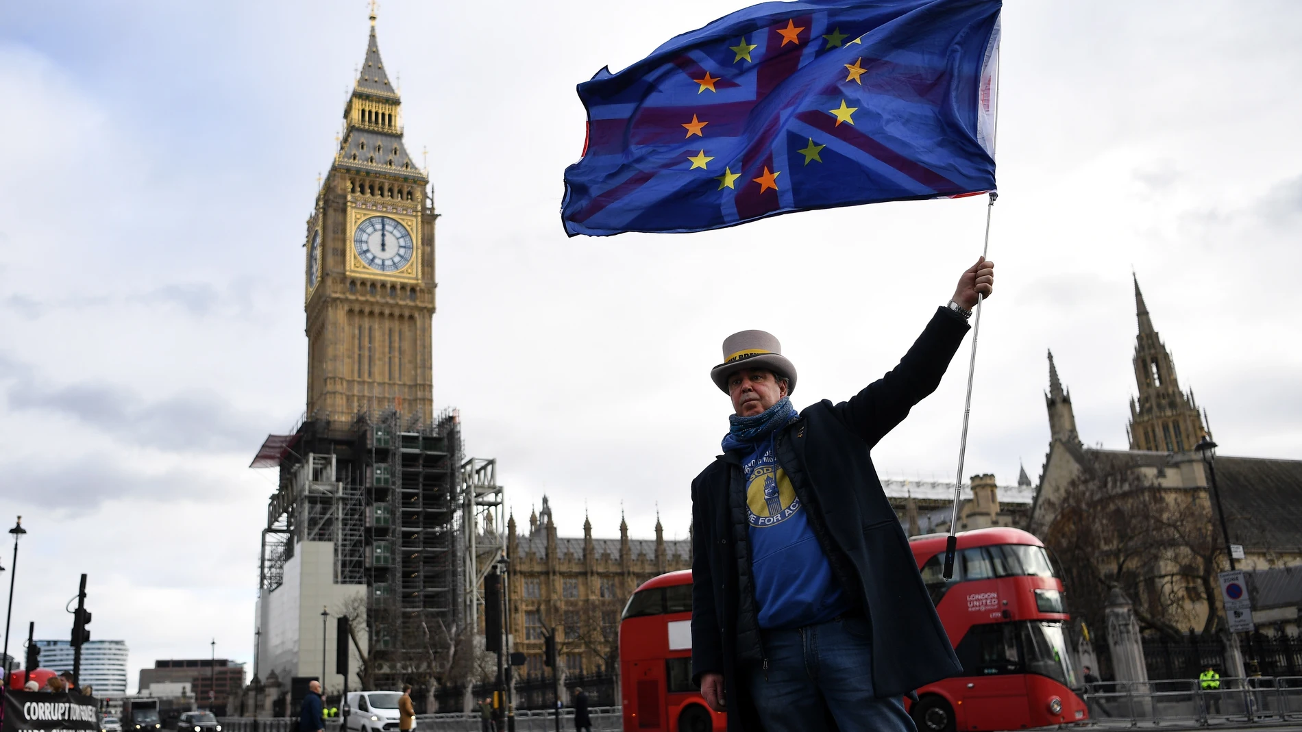 Un partidario de seguir en la UE junto al parlamento británico
