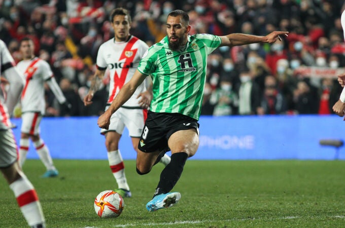 Borja Iglesias remata para marcar el primer gol del Betis