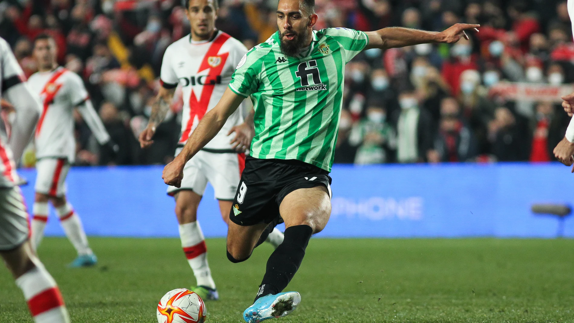 Borja Iglesias remata para marcar el primer gol del Betis
