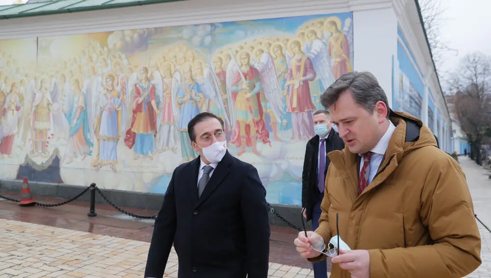 El Ministro de Asuntos Exteriores de Ucrania, Dmytro Kuleba (R), y su homólogo español, José Manuel Albares (L), conversan cerca de la catedral de San Miguel en Kiev, Ucrania