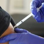Un hombre recibe una dosis de refuerzo de la vacuna de Pfizer