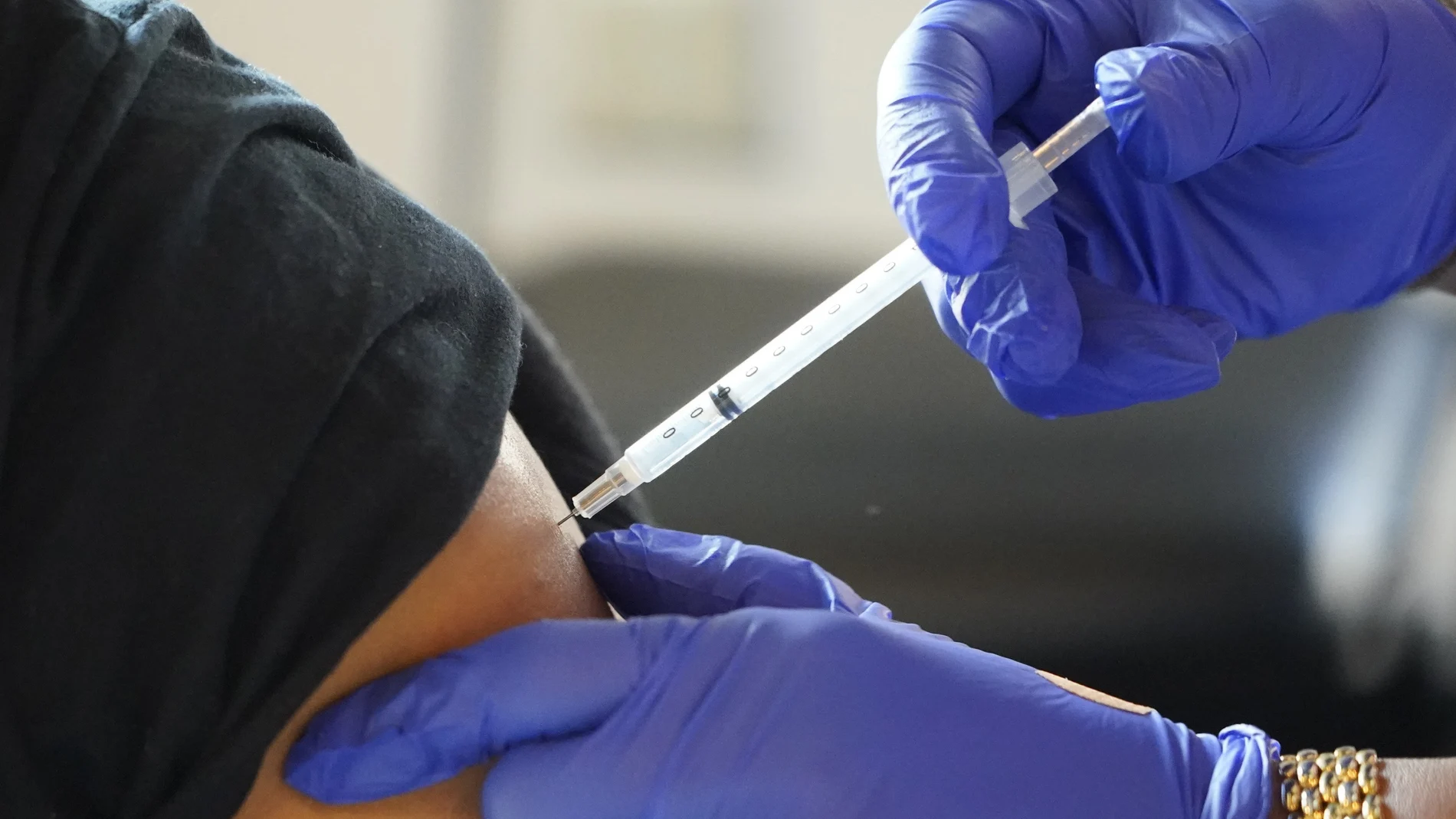 Un hombre recibe una dosis de refuerzo de la vacuna de Pfizer