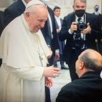 CIUDAD DEL VATICANO (VATICANO), 09/02/2022.- El defensor del Pueblo de Colombia, Carlos Camargo (d), saludaba al papa Francisco (i), con el que se reunió el pasado miércoles