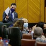 El presidente andaluz, Juanma Moreno, en una de sus intervenciones en el Pleno del Parlamento
