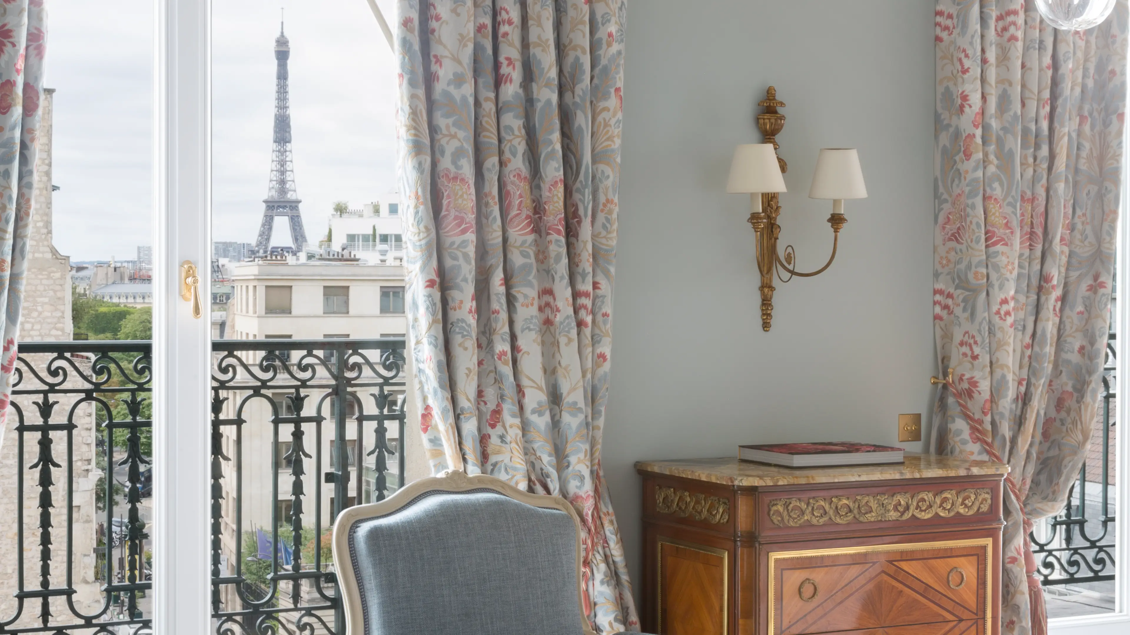 Detalle de una de las habitaciones de Le Bristol Paris con vistas al centro de la ciudad francesa