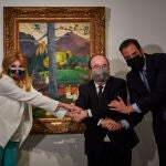 La baronesa Carmen Thyssen y ministro de Cultura, Miquel Iceta, ante la obra "Mata Mua" celebrando la firma