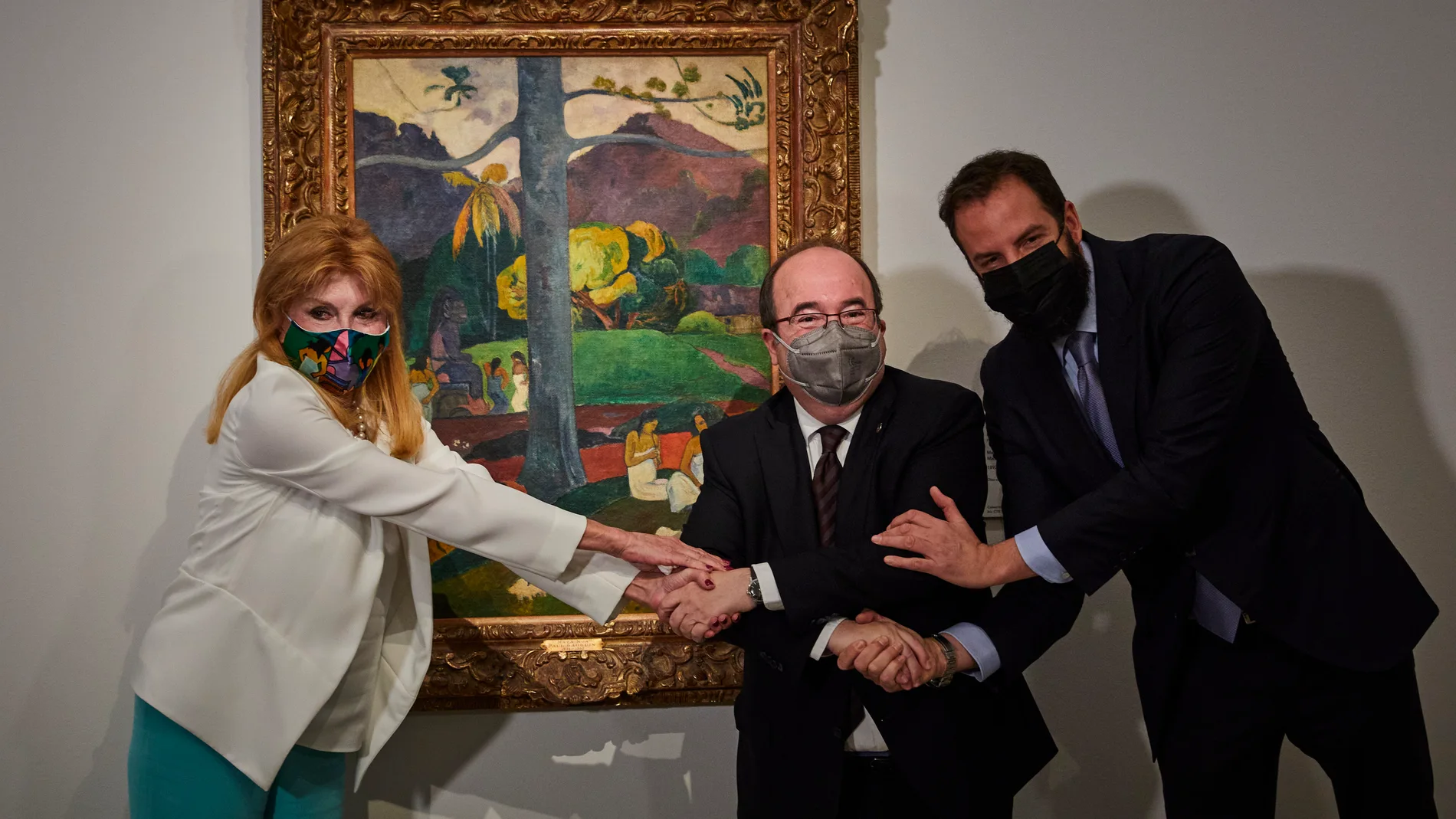 La baronesa Carmen Thyssen y ministro de Cultura, Miquel Iceta, ante la obra "Mata Mua" celebrando la firma
