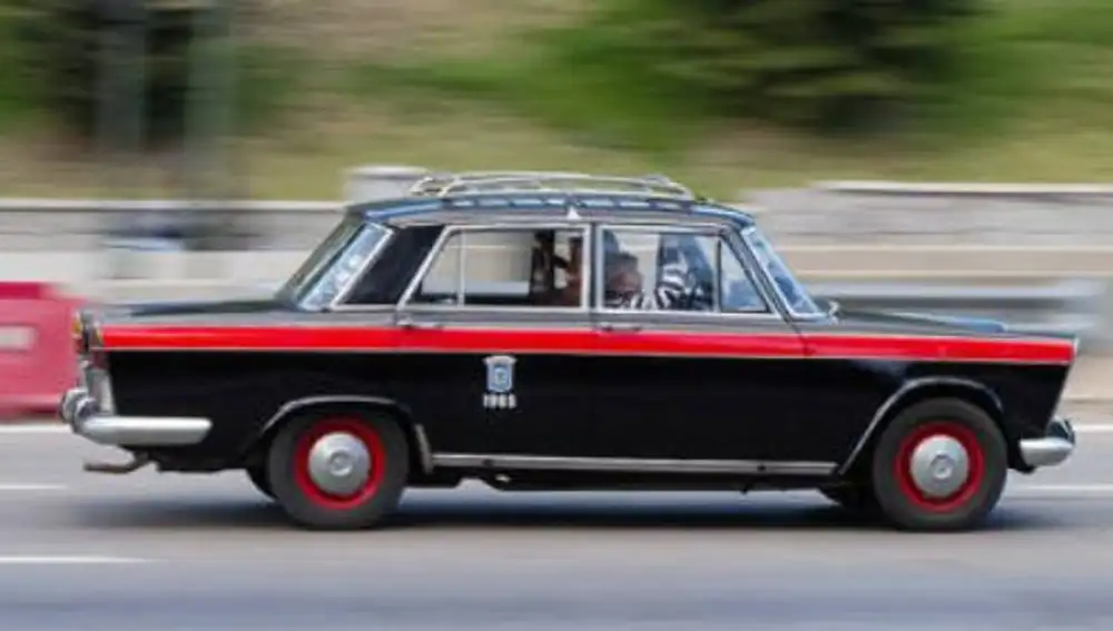 Los taxis de Madrid comenzaron a ser negros con una franja roja en la década de los 50.