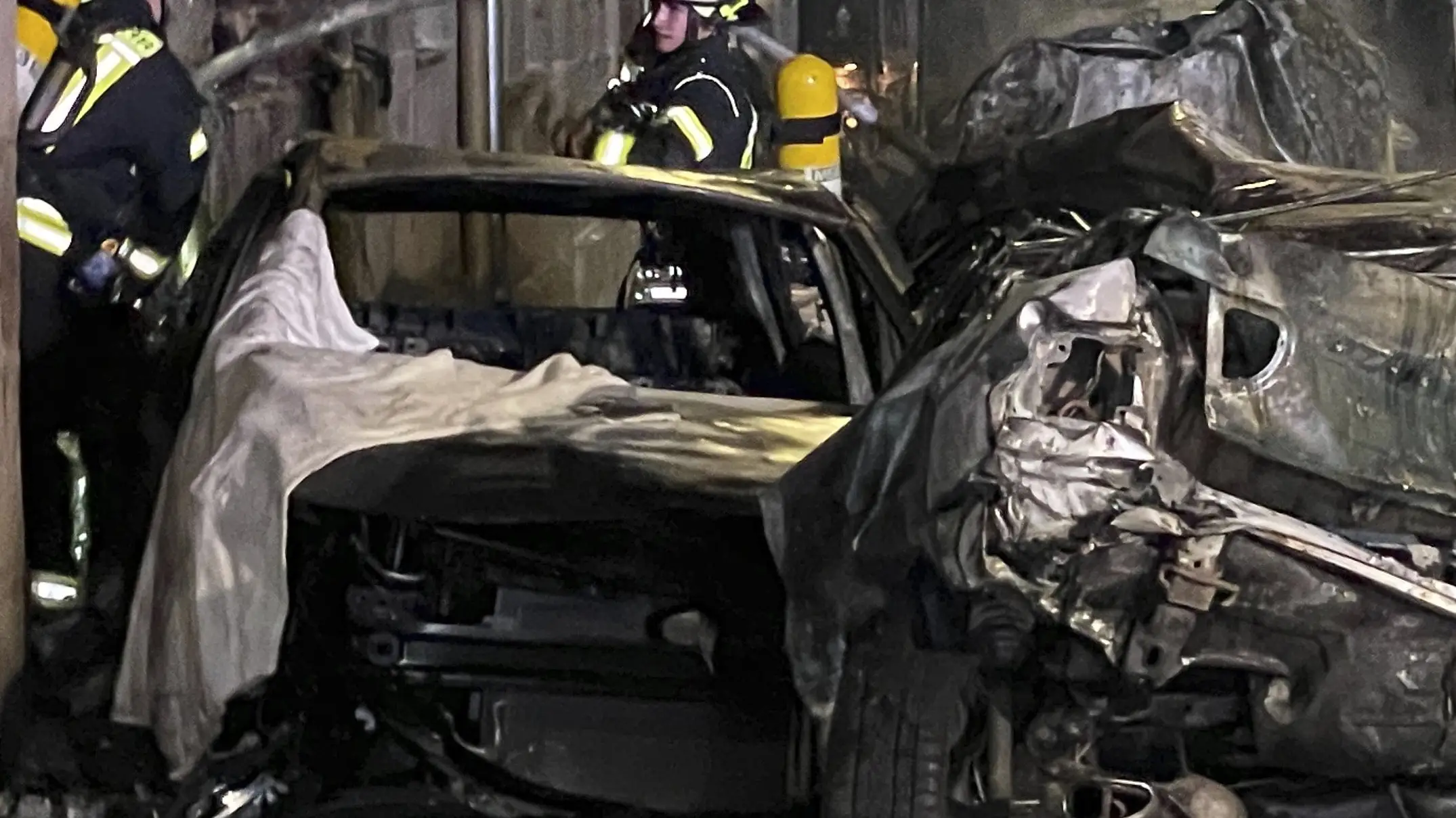 Uno de los coches destrozados tras embestir un camión contra decenas de vehículos a las afueras de Nuremberg, en Fuerth