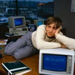 Bill Gates, CEO de Microsoft, relajado tras el lanzamiento de Microsoft Windows 1.0 en 1985.