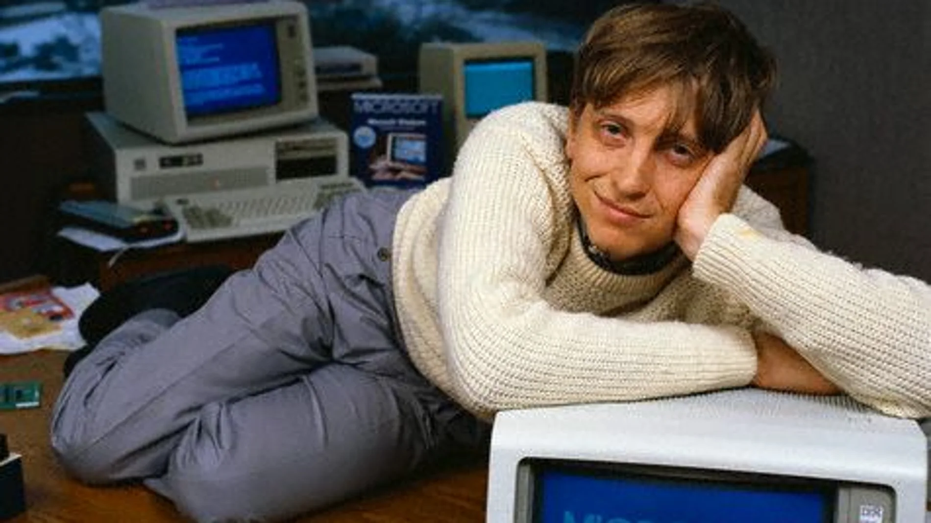 Bill Gates, CEO de Microsoft, relajado tras el lanzamiento de Microsoft Windows 1.0 en 1985.