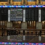 Una pantalla muestra la evolución del IBEX 35 poco después del inicio de la sesión este jueves en el parqué madrileño