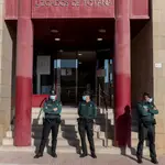 La guardia civil custodia la puerta principal de los juzgados de Totana, Murcia, donde está declarando Johan S., el joven de 19 años detenido este miércoles tras confesarse autor de la muerte por arma blanca de su exnovia, una menor de 17 años vecina de Totana. EFE/ Marcial Guillén
