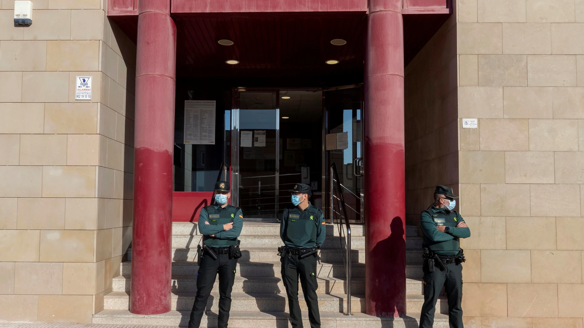 La guardia civil custodia la puerta principal de los juzgados de Totana, Murcia, donde está declarando Johan S., el joven de 19 años detenido este miércoles tras confesarse autor de la muerte por arma blanca de su exnovia, una menor de 17 años vecina de Totana. EFE/ Marcial Guillén