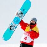 Queralt Castellet sostiene su tabla de snowboard.