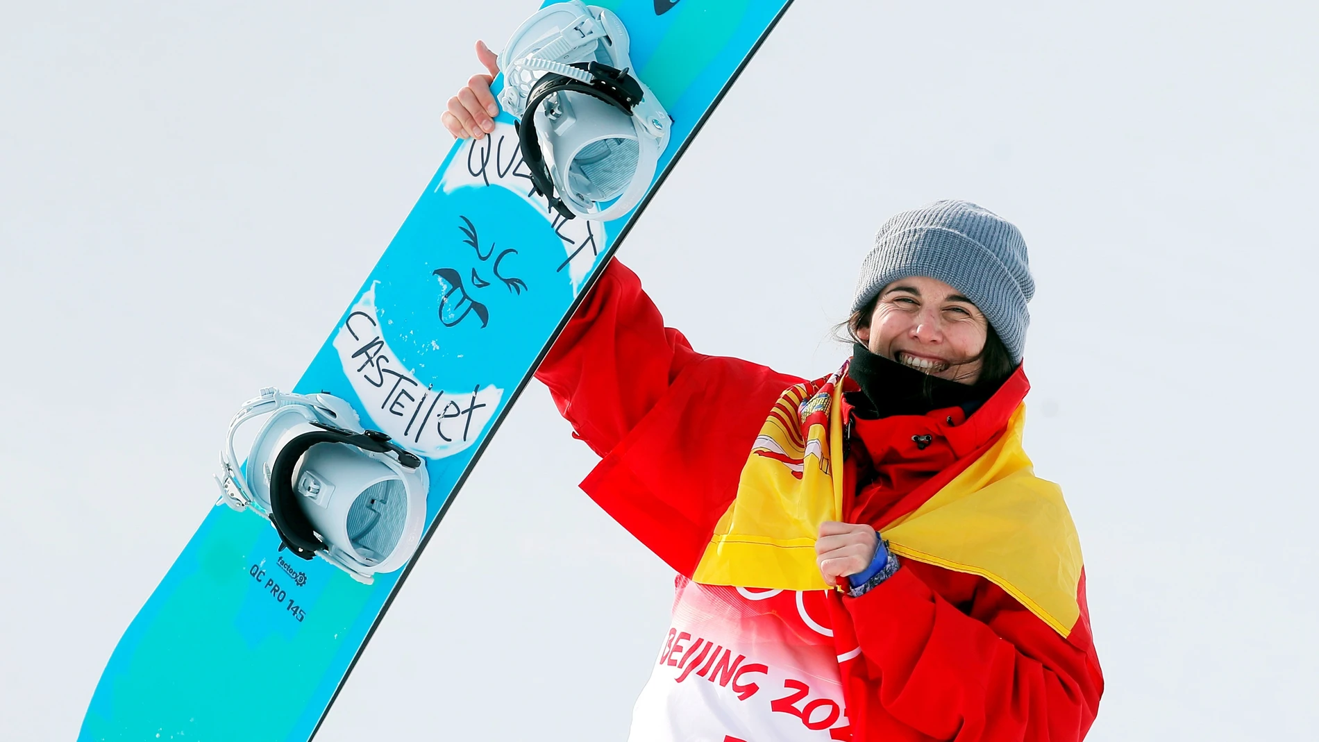 Queralt Castellet sostiene su tabla de snowboard.