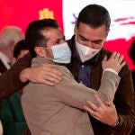 El presidente del Gobierno, Pedro Sánchez, y el candidato del PSOE a la Presidencia de la Junta, Luis Tudanca, en un acto en Burgos, durante la campaña