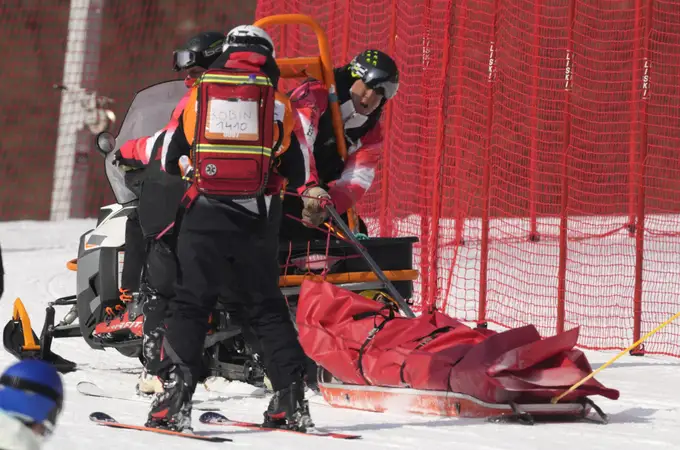 Violento accidente de un esquiador suizo: se estrella a gran velocidad contra las protecciones