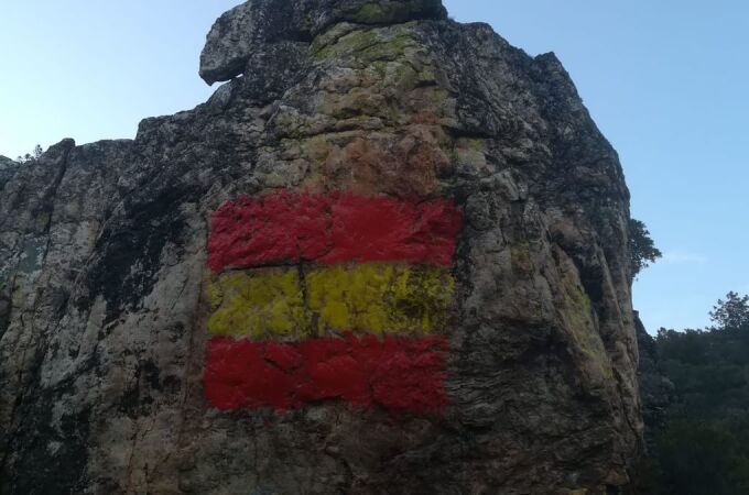 Han vandalizado unas pinturas rupestres pintando una bandera de España sobre ellas