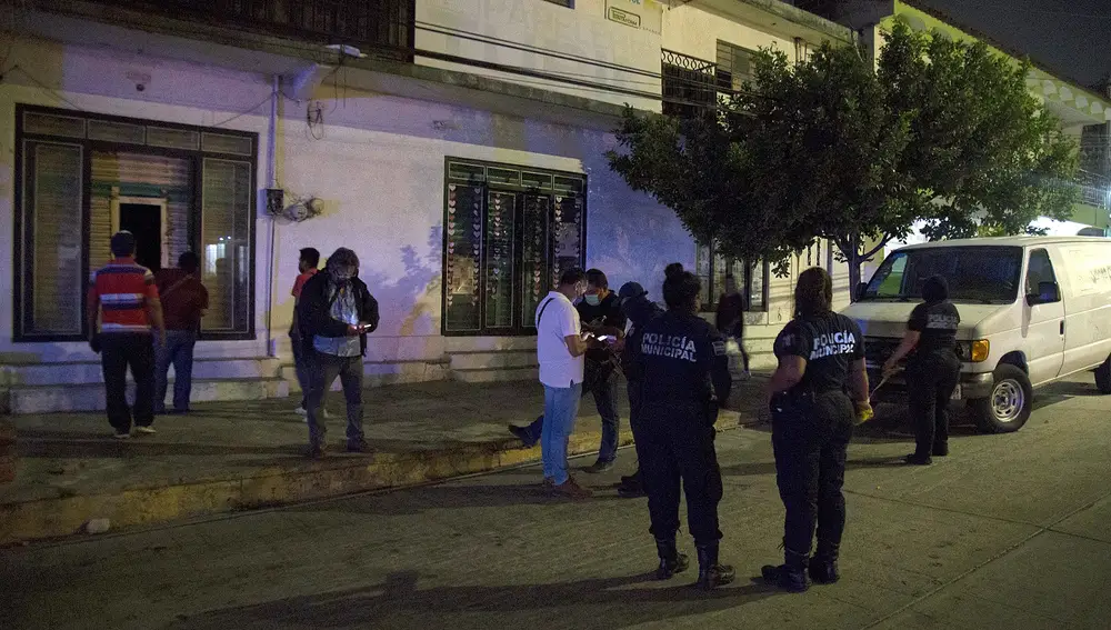 Policías municipales vigilan hoy la zona donde fue asesinado el periodista Heber López Vásquez en Salina Cruz, estado de Oaxaca (México).