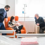 Bernadette, una bebé de 7 meses con una malformación cerebral rara, recibe la vista de sus abuelos en presencia de su padre, Nacho
