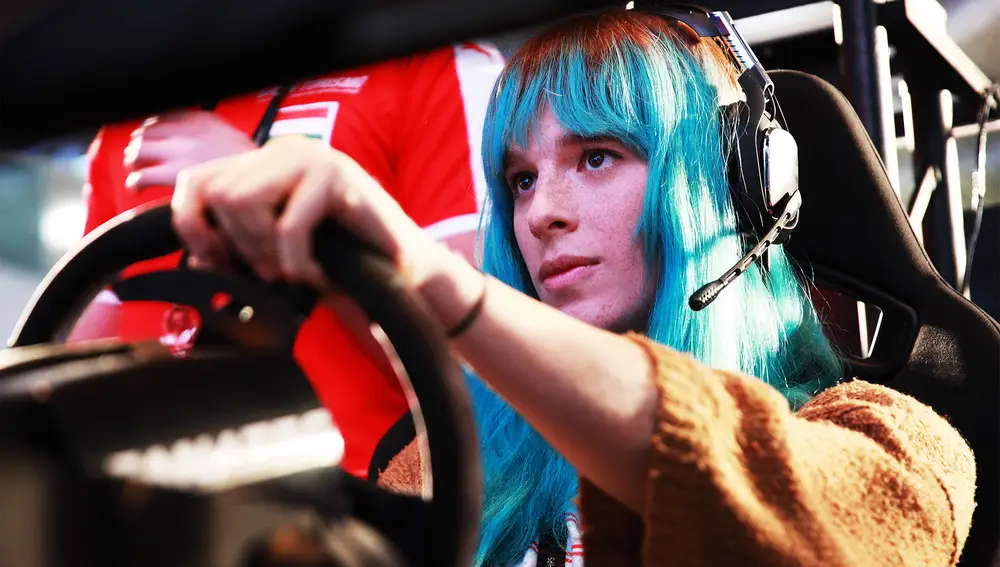 Emily Jones, primera finalista femenina de “Gran Turismo Sport”, fue una de las pilotos elegidas para poner a prueba a Sophy.