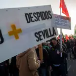 Los trabajadores de la empresa de Santa Bárbara en Alcalá de Guadaíra (Sevilla) durante la marcha a pie. EFE/ Raúl Caro.