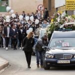Cientos de personas han asistido este viernes en la iglesia de Santiago El Mayor, en la localidad de Totana, al funeral por Claudia Abigail, menor de 17 años asesinada por su exnovio, de 19, quien confesó el crimen tras ser detenido este miércoles. EFE/Marcial Guillén