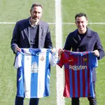 Los entrenadores del RCD Espanyol de Barcelona, Vicente Moreno (i), y del FC Barcelona, Xavi Hernández antes del Espanyol-Barcelona de LaLiga. No sonará Els Segadors