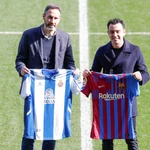 Los entrenadores del RCD Espanyol de Barcelona, Vicente Moreno (i), y del FC Barcelona, Xavi Hernández antes del Espanyol-Barcelona de LaLiga. No sonará Els Segadors