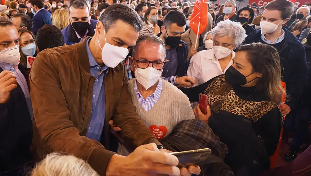 El presidente del Gobierno, Pedro Sánchez, se echa un selfie con un fan, en la Cúpula del Milenio