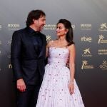 Los actores Javier Bardem y Penélope Cruz posan en la alfombra roja a su llegada a la gala de la 36 edición de los Premios Goya.