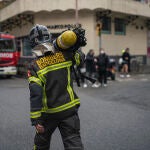 Un bombero en el Hotel Coronado de Nou de la Rambla de Barcelona, donde se produjo el incendio