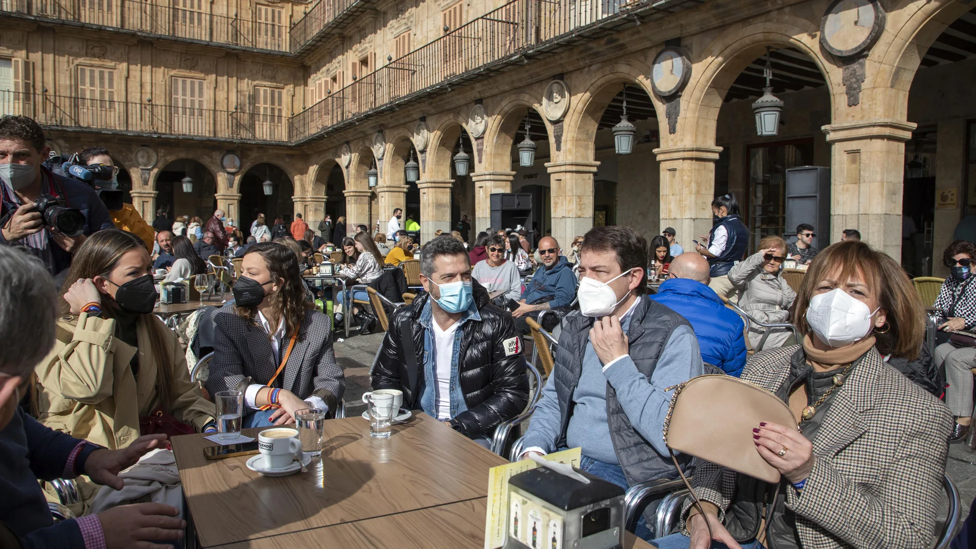 El candidato a la presidencia de la Junta, Alfonso Fernández Mañueco, con su familia y amigos en una terrraza de la Plaza Mayor de Salamanca